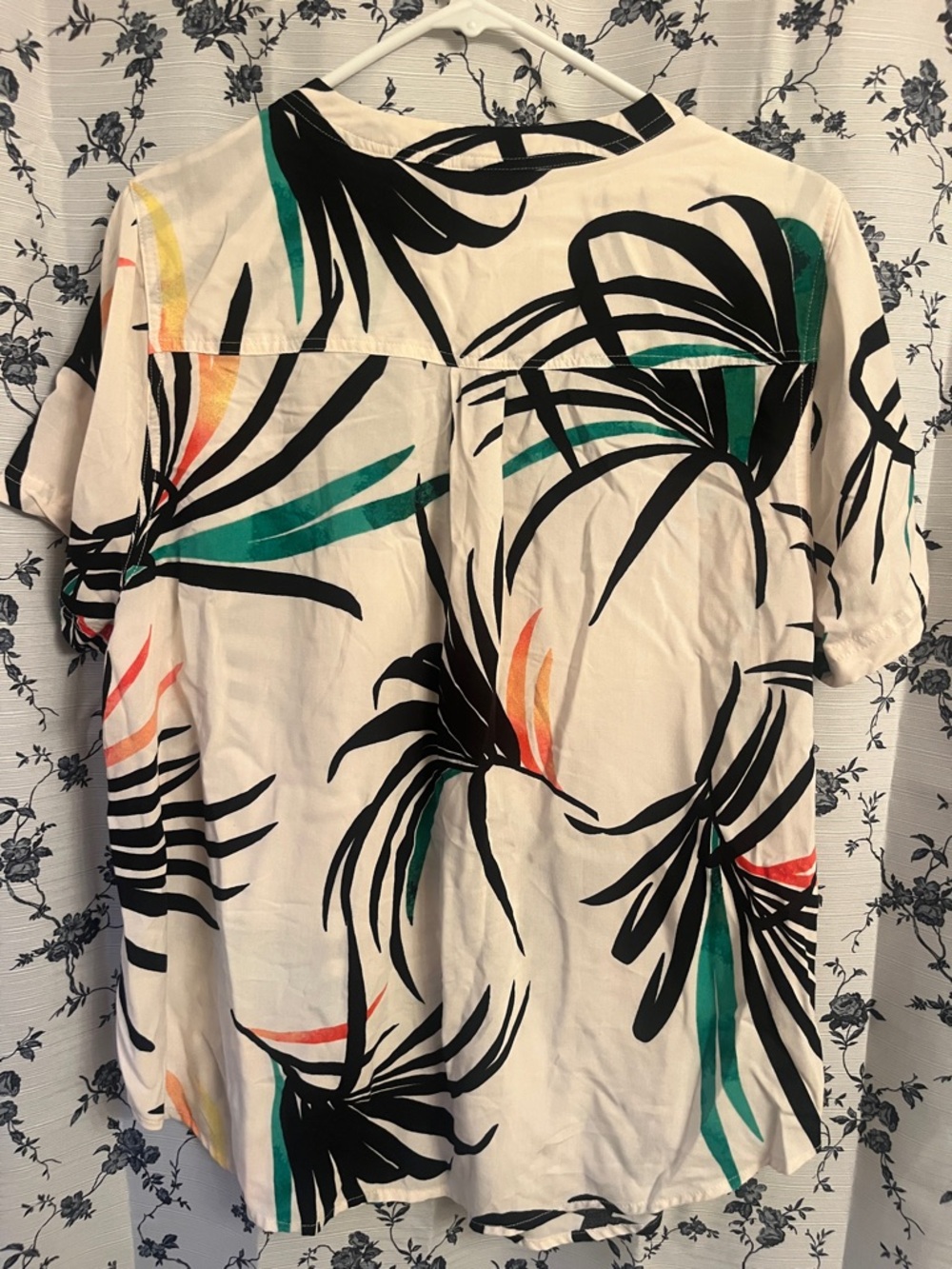Torrid Harper Challis Short Sleeve Blouse in Palm Leaves Dew - Picture 5 of 6